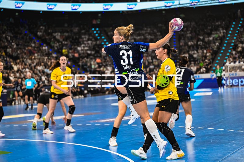 Kelly Vollebregt (#31; Borussia Dortmund) beim Wurfversuch gegen HSG Blomberg-Lippe