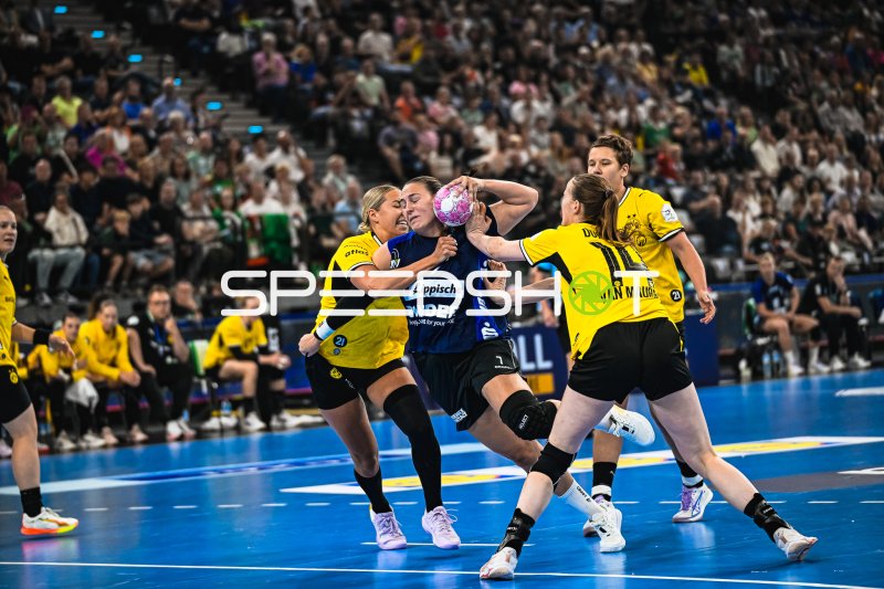 Alina Grijseels (#4; Borussia Dortmund) im Zweikampf gegen HSG Blomberg-Lippe