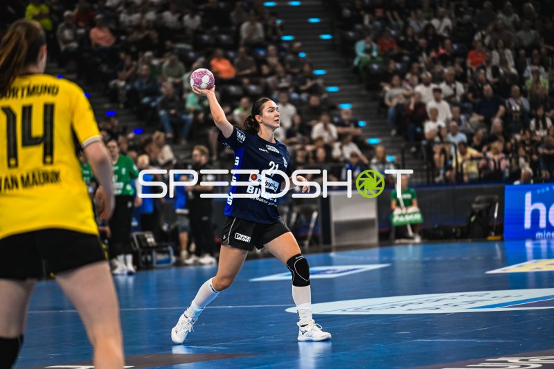 Nuria Bucher (#21; HSG Blomberg-Lippe) beim Wurfansatz im SAP Garden