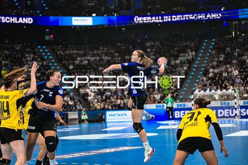 Nieke Kühne (#9; HSG Blomberg-Lippe) beim Sprungwurf im SAP Garden
