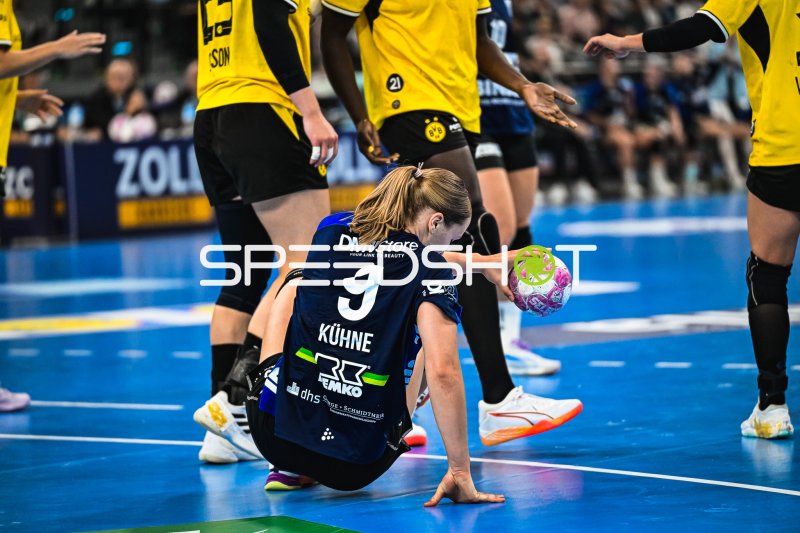 Nieke Kühne (#9; HSG Blomberg-Lippe) am Boden mit Ball