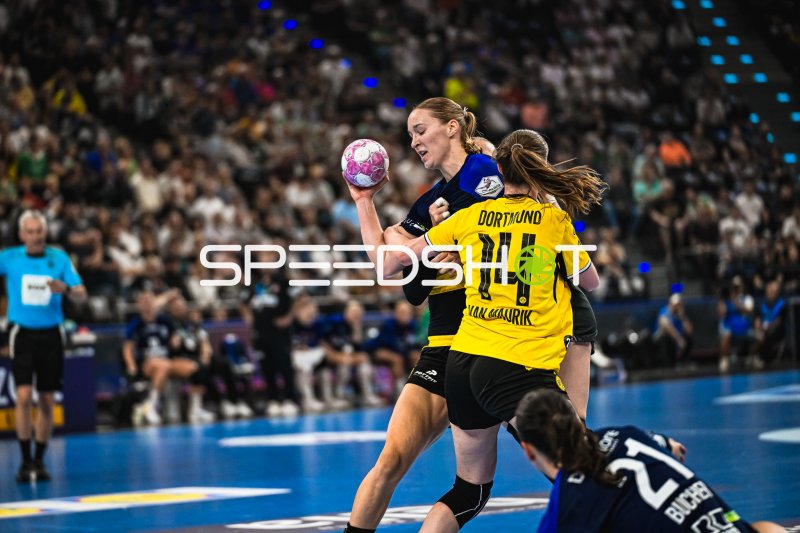 Alieke van Maurik (#14; Borussia Dortmund) im Zweikampf gegen HSG Blomberg-Lippe