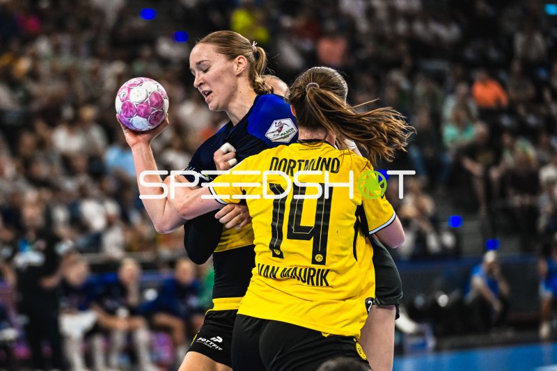 Alieke van Maurik (#14; Borussia Dortmund) im Zweikampf gegen HSG Blomberg-Lippe