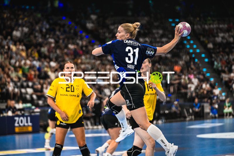 Kelly Vollebregt (#31; Borussia Dortmund) beim Sprungwurf im SAP Garden