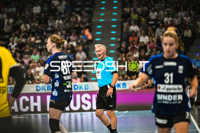 Karolina Jurenczyk (#81; HSG Blomberg-Lippe) und Kelly Vollebregt (#31; Borussia Dortmund) mit Schiedsrichter