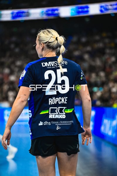 Lilli Röpcke (#25; HSG Blomberg-Lippe) auf dem Spielfeld im SAP Garden