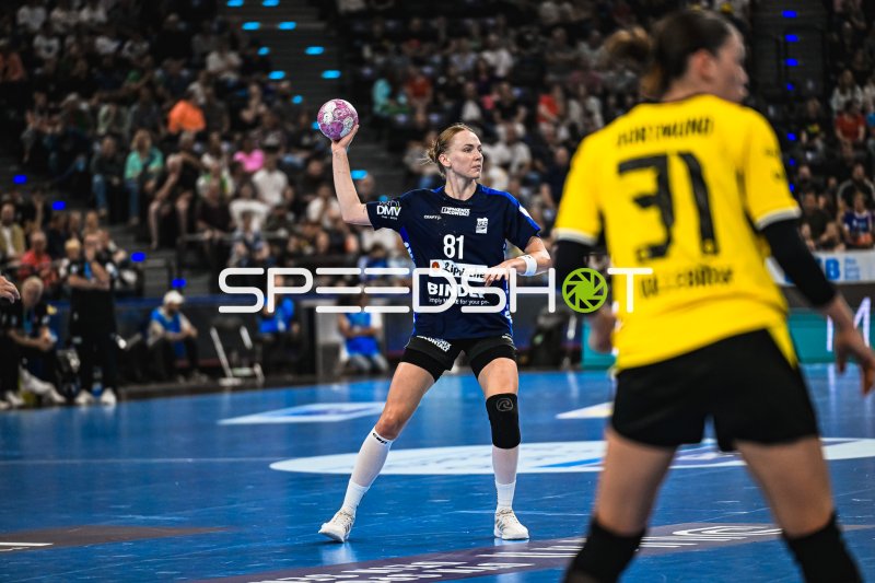 Karolina Jurenczyk (#81; HSG Blomberg-Lippe) beim Wurfansatz gegen Borussia Dortmund