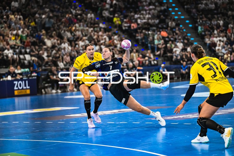 Diana Dögg Magnusdottir (#7; HSG Blomberg-Lippe) beim Sprungwurf gegen Borussia Dortmund