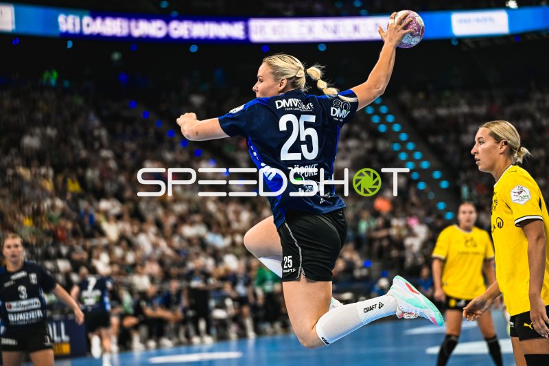 Lilli Röpcke (#25; HSG Blomberg-Lippe) beim Sprungwurf im SAP Garden