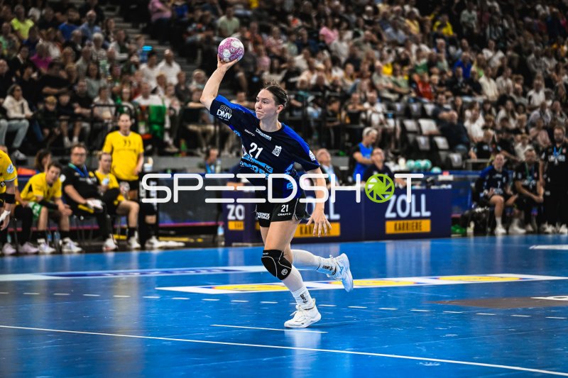 Nuria Bucher (#21; HSG Blomberg-Lippe) beim Wurfansatz im SAP Garden