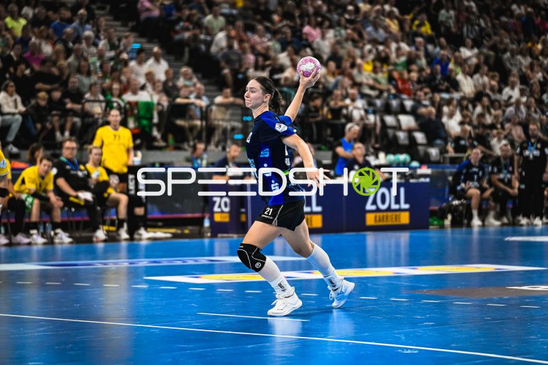 Nuria Bucher (#21; HSG Blomberg-Lippe) beim Wurfansatz im SAP Garden