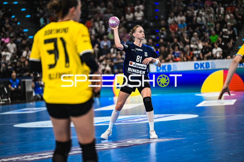 Karolina Jurenczyk (#81; HSG Blomberg-Lippe) beim Wurfansatz