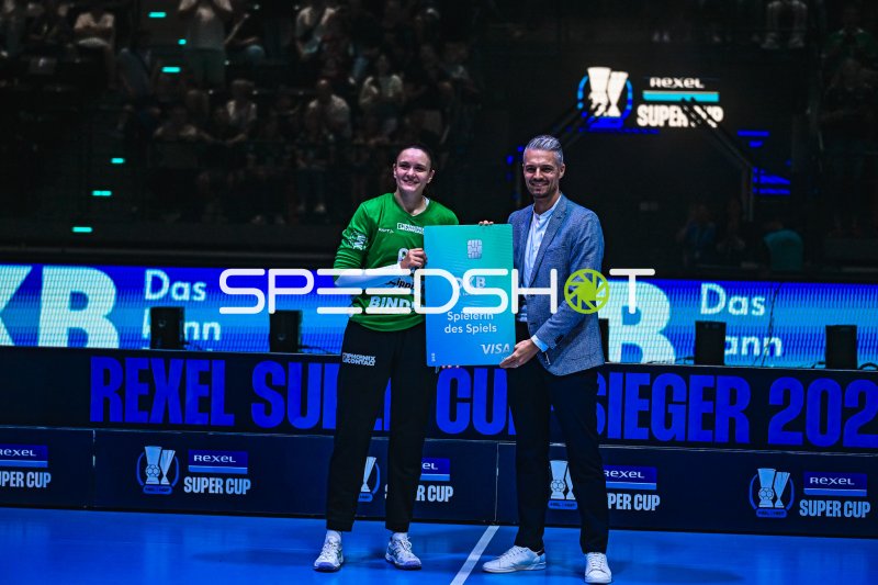 Nicole Roth als Spielerin des Spiels beim Rexel Super Cup ausgezeichnet