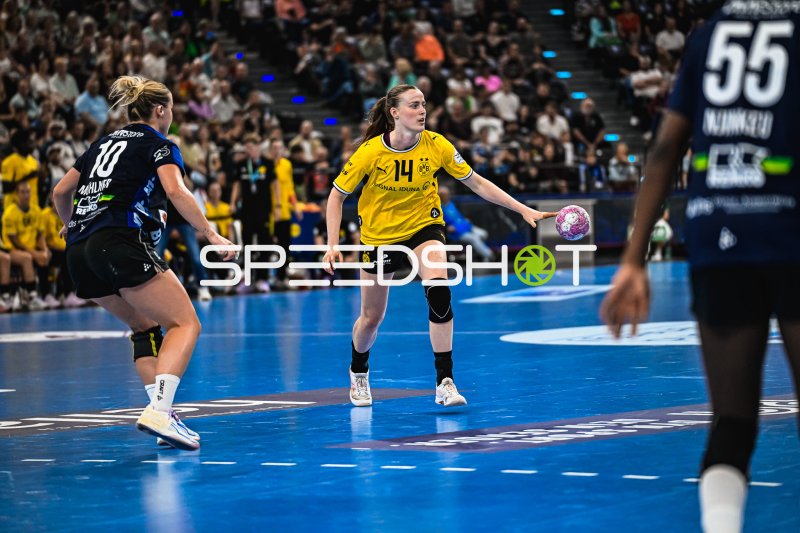 Alieke van Maurik (#14; Borussia Dortmund) mit Ball im Angriff