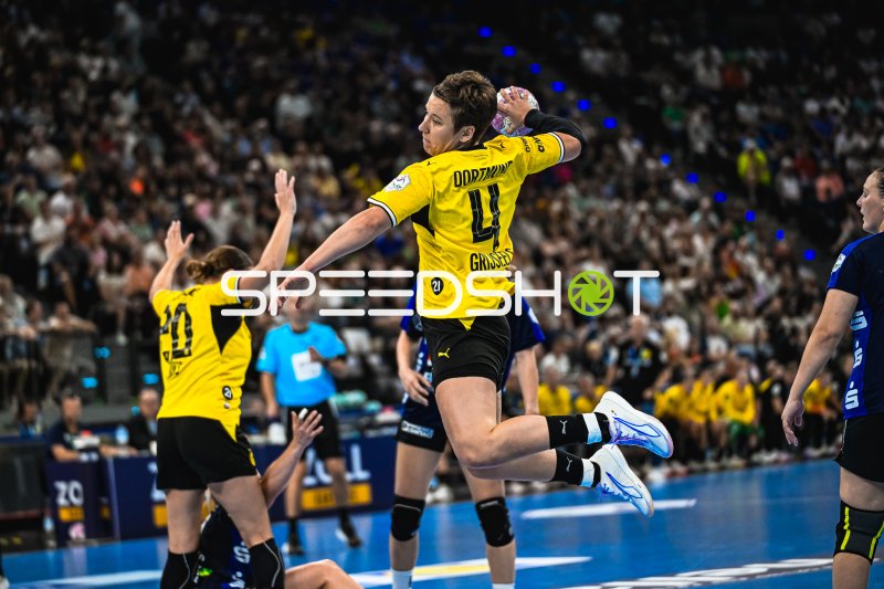 Alina Grijseels (#4; Borussia Dortmund) beim Sprungwurf im SAP Garden