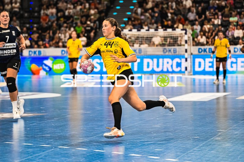 Lara Egeling (#44; Borussia Dortmund) im Angriffslauf im SAP Garden