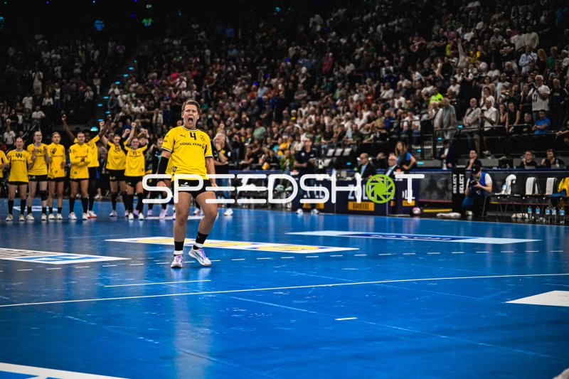 Alina Grijseels (#4; Borussia Dortmund) jubelt ausgelassen im SAP Garden