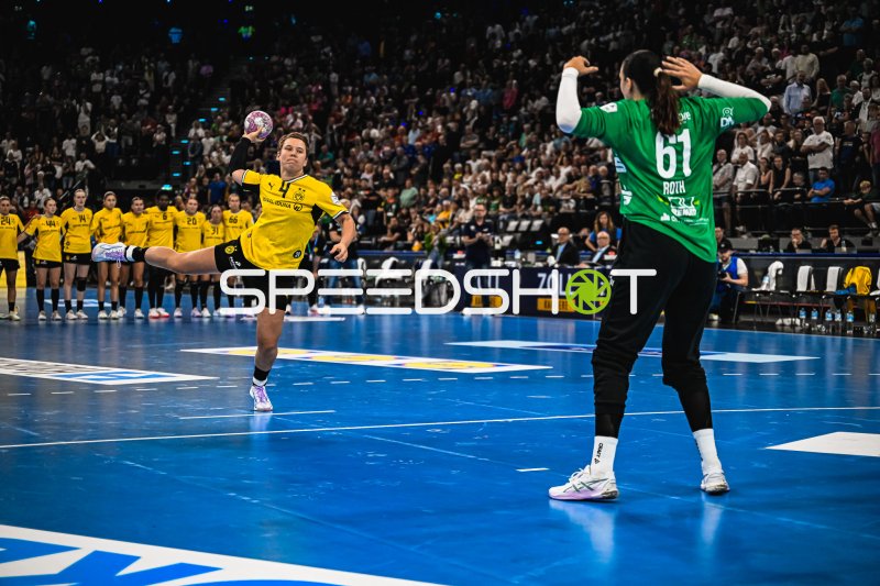Alina Grijseels (#4; Borussia Dortmund) beim Sprungwurf gegen Nicole Roth (#61; HSG Blomberg-Lippe)