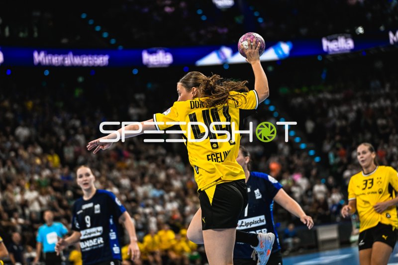 Lara Egeling (#44; Borussia Dortmund) beim Sprungwurf im SAP Garden