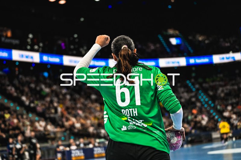 Nicole Roth (#61; HSG Blomberg-Lippe) jubelt nach Parade im SAP Garden