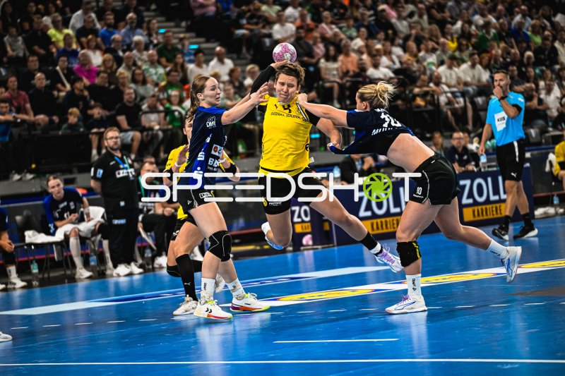 Alina Grijseels (#4; Borussia Dortmund) im Zweikampf gegen HSG Blomberg-Lippe