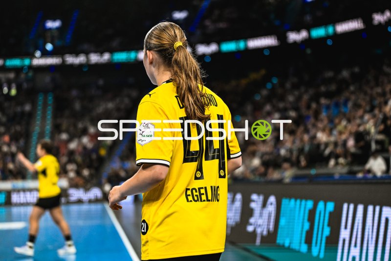 Lara Egeling (#44; Borussia Dortmund) im Spielgeschehen im SAP Garden