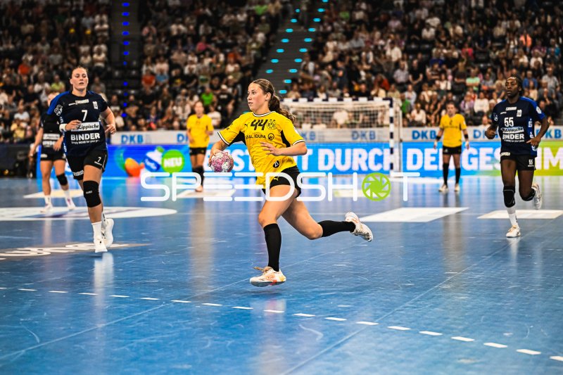 Lara Egeling (#44; Borussia Dortmund) im Angriffslauf mit Ball
