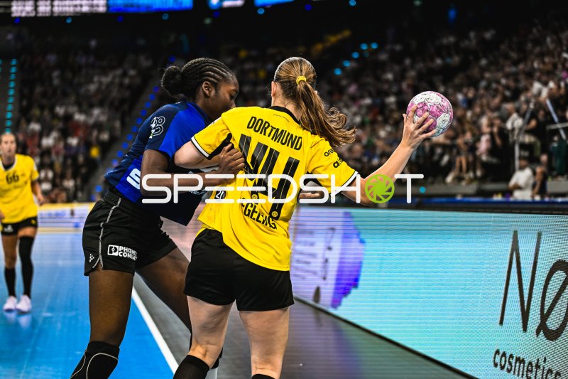 Lara Egeling (#44; Borussia Dortmund) im Zweikampf gegen HSG Blomberg-Lippe