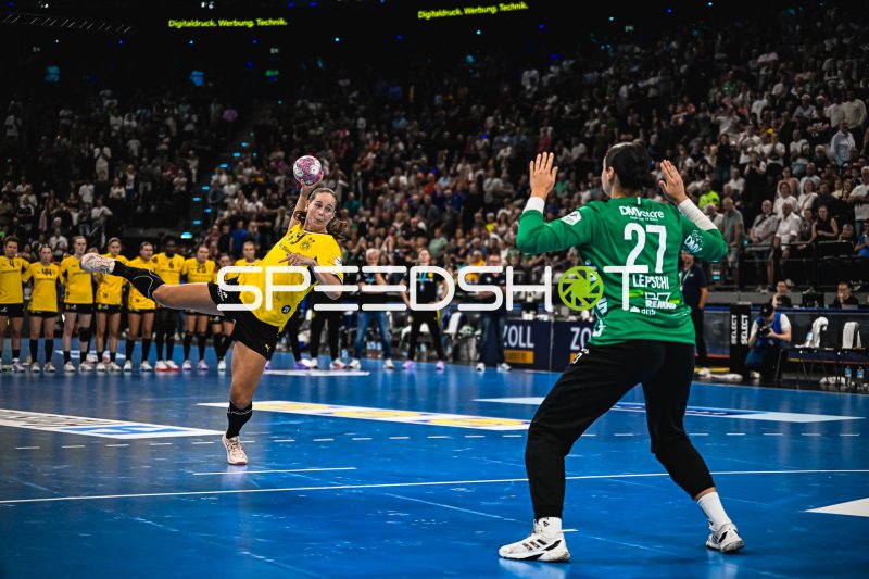 Guro Nestaker (#33; Borussia Dortmund) beim Wurf gegen Lara-Sophie Lepschi (#27; HSG Blomberg-Lippe)