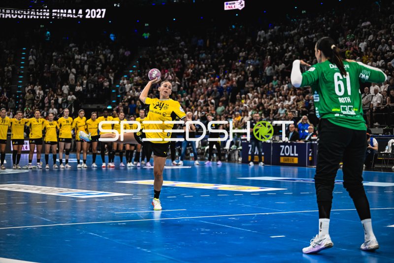 Ona Vegue i Pena (#24; Borussia Dortmund) beim Wurf gegen Nicole Roth (#61; HSG Blomberg-Lippe)