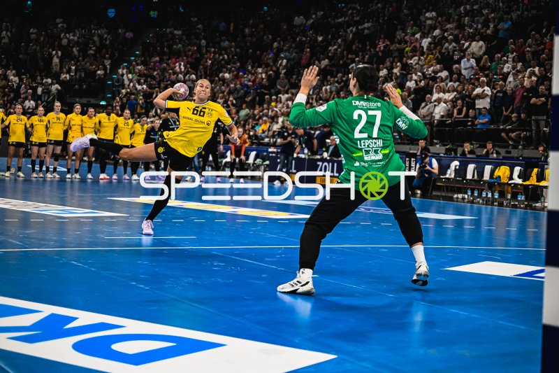 Dana Bleckmann (#66; Borussia Dortmund) beim Wurf gegen Lara-Sophie Lepschi (#27; HSG Blomberg-Lippe)