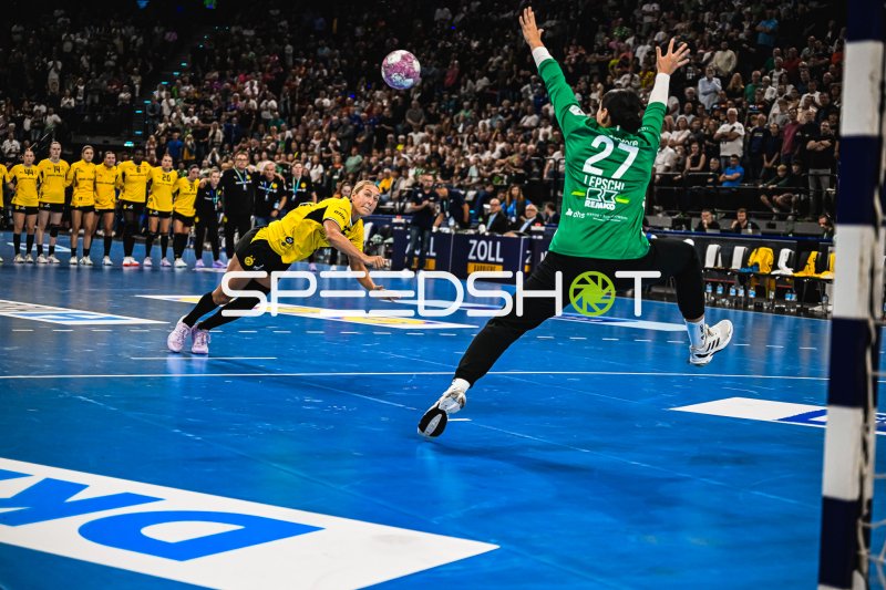 Dana Bleckmann (Borussia Dortmund) wirft gegen Lara-Sophie Lepschi (#27; HSG Blomberg-Lippe)