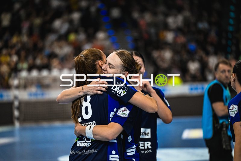 Malin Sandberg (#28; HSG Blomberg-Lippe) jubelt mit Teamkollegin im SAP Garden