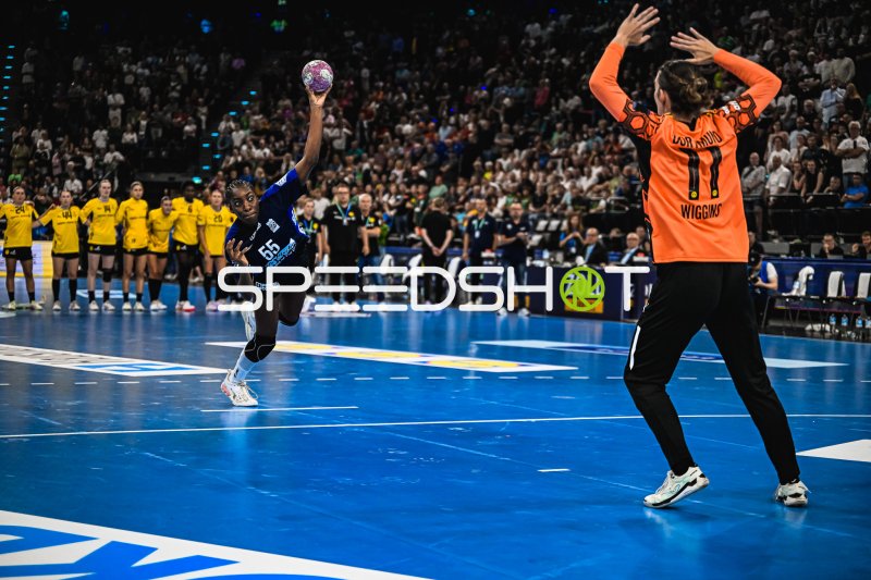 Farrelle Alicia Njinkeu (#55; HSG Blomberg-Lippe) beim Sprungwurf gegen Borussia Dortmund