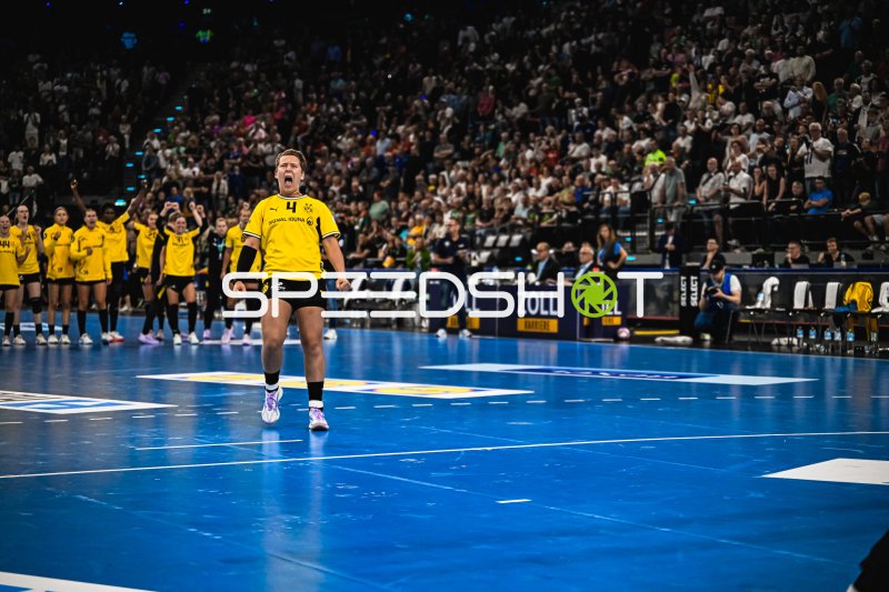Alina Grijseels (#4; Borussia Dortmund) jubelt ausgelassen im SAP Garden