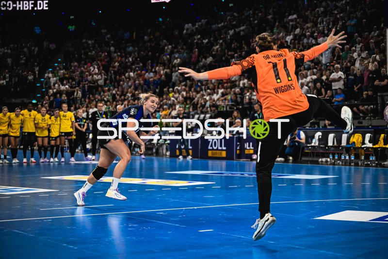 Nicole Wiggins Sancho (#11; Borussia Dortmund) pariert im Sprung gegen HSG Blomberg-Lippe