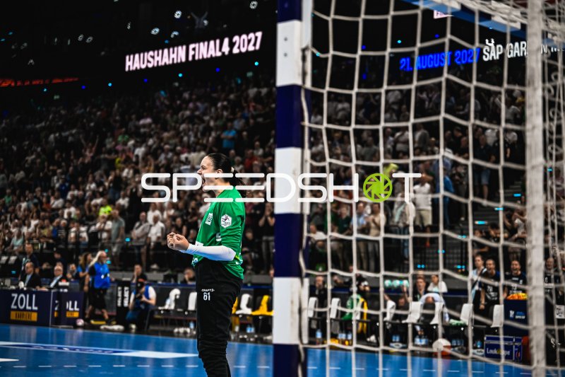 Nicole Roth (#61; HSG Blomberg-Lippe) jubelt im Tor beim Haushahn Final4