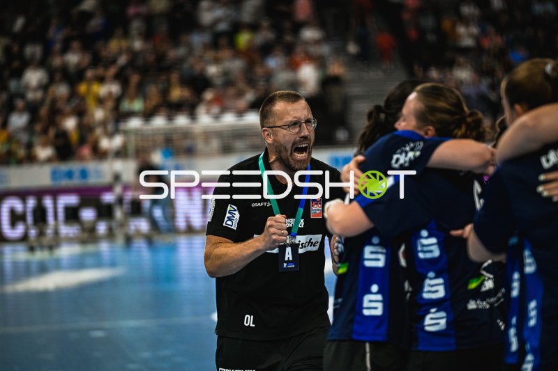 Trainer der HSG Blomberg-Lippe jubelt emotional an der Seitenlinie