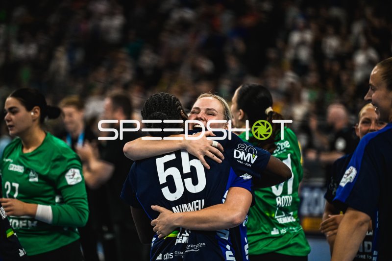 Lilli Röpcke und Farrelle Alicia Njinkeu (#55; HSG Blomberg-Lippe) im Jubelmoment