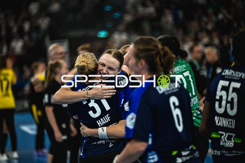 Karolina Jurenczyk und Alexia Hauf (#31; HSG Blomberg-Lippe) im Jubel