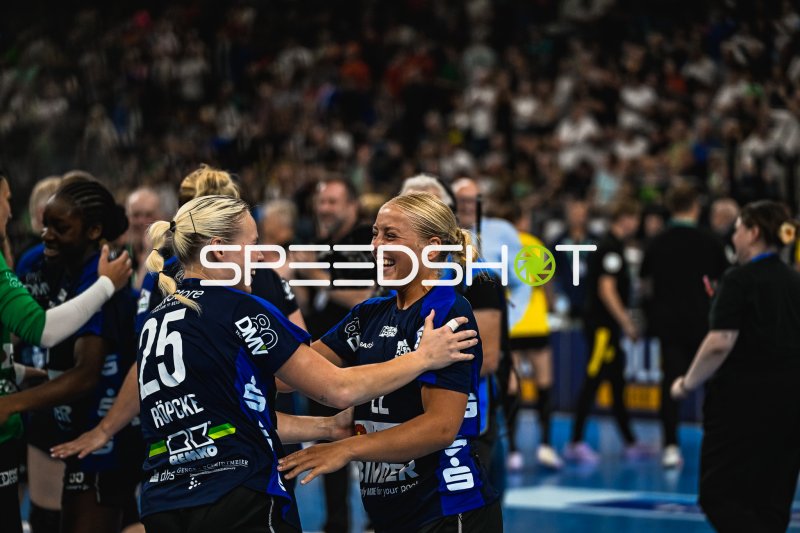 Judith Tietjen (#22; HSG Blomberg-Lippe) und Lilli Röpcke (#25) beim Jubel