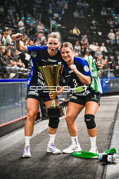 Laura Rüffieux (#3; HSG Blomberg-Lippe) jubelt mit Pokal im SAP Garden