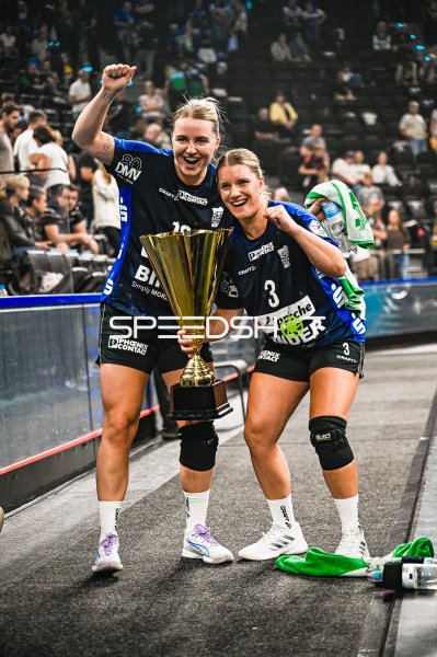 Maxi Mühlner und Laura Rüffieux (#3; HSG Blomberg-Lippe) feiern mit Pokal