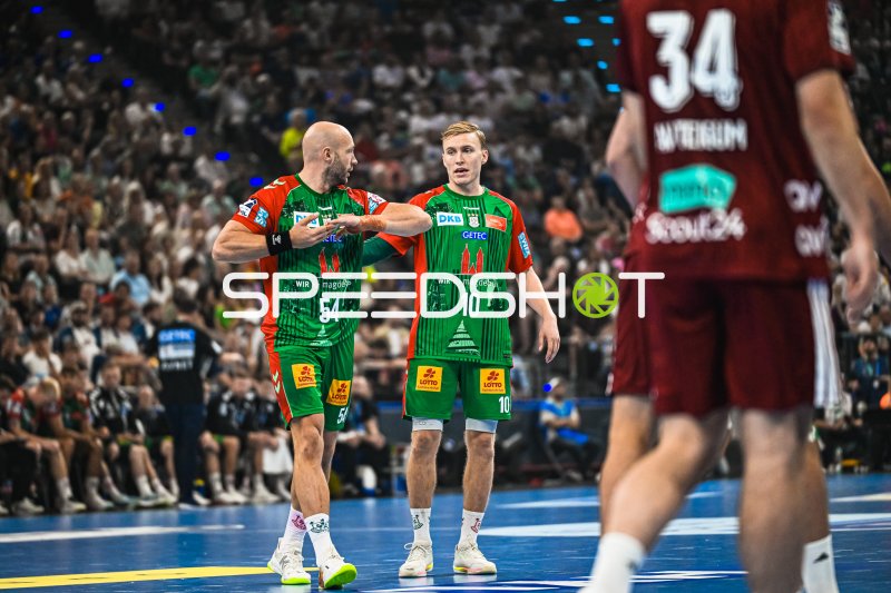 Gisli Thorgeir Kristjansson (#10) und Oscar Bergendahl (#54; SC Magdeburg) in Spielbesprechung