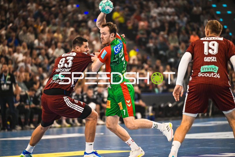 Felix Claar (#7; SC Magdeburg) im Wurf gegen Mijajlo Marsenić (#93; Füchse Berlin)