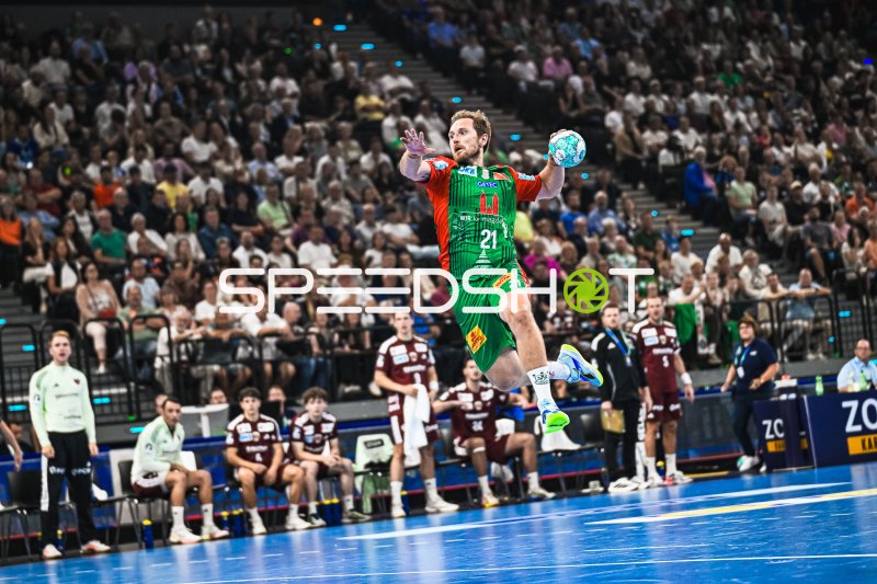 Albin Lagergren (#21; SC Magdeburg) beim Sprungwurf im SAP Garden