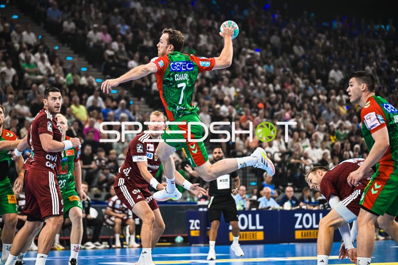Felix Claar (#7; SC Magdeburg) beim Sprungwurf im SAP Garden