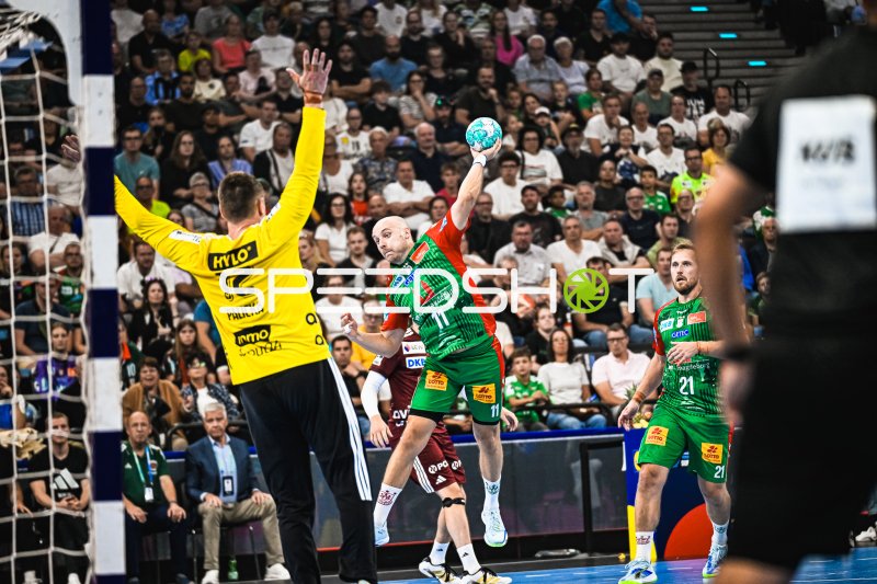 Daniel Pettersson (#11; SC Magdeburg) beim Wurf gegen Andreas Palicka (#12; Füchse Berlin)
