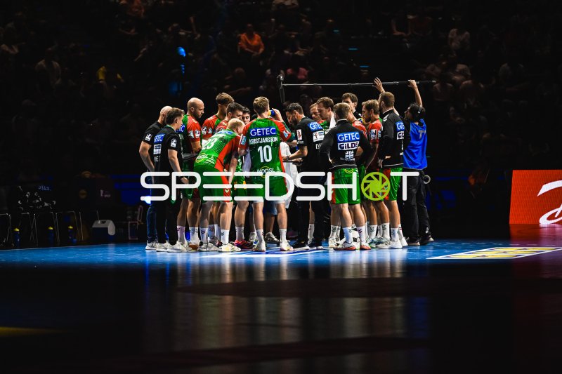 Gisli Kristjansson (#10; SC Magdeburg) in der Auszeit-Besprechung im SAP Garden