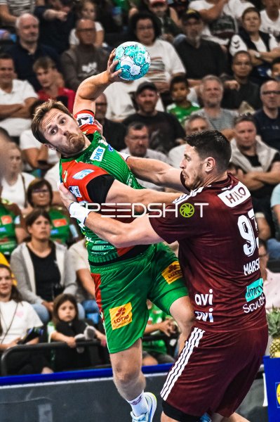 Albin Lagergren (#21; SC Magdeburg) im Zweikampf gegen Mijajlo Marsenić (#93; Füchse Berlin)